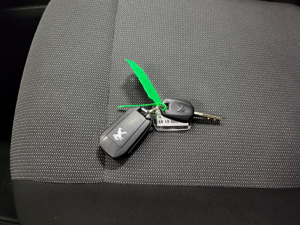 Peugeot Partner Peugeot Partner 1.2PureTech 111pk Benzine!