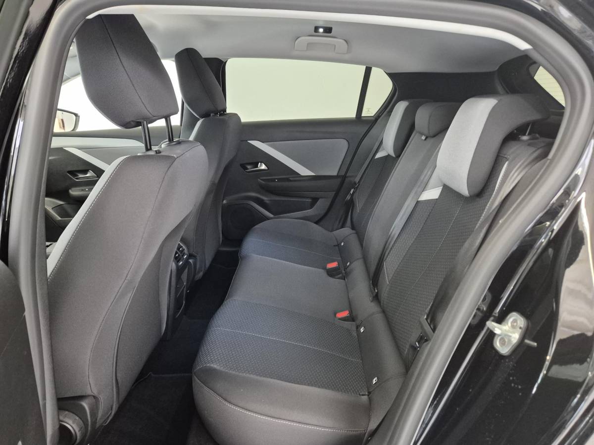 Opel Astra Opel Astra 1.2 Turbo Edition | Apple CarPlay / Android Auto | Stoel- en stuurverwarming | AGR Comfortstoel | Parkeersensoren voor en achter |
