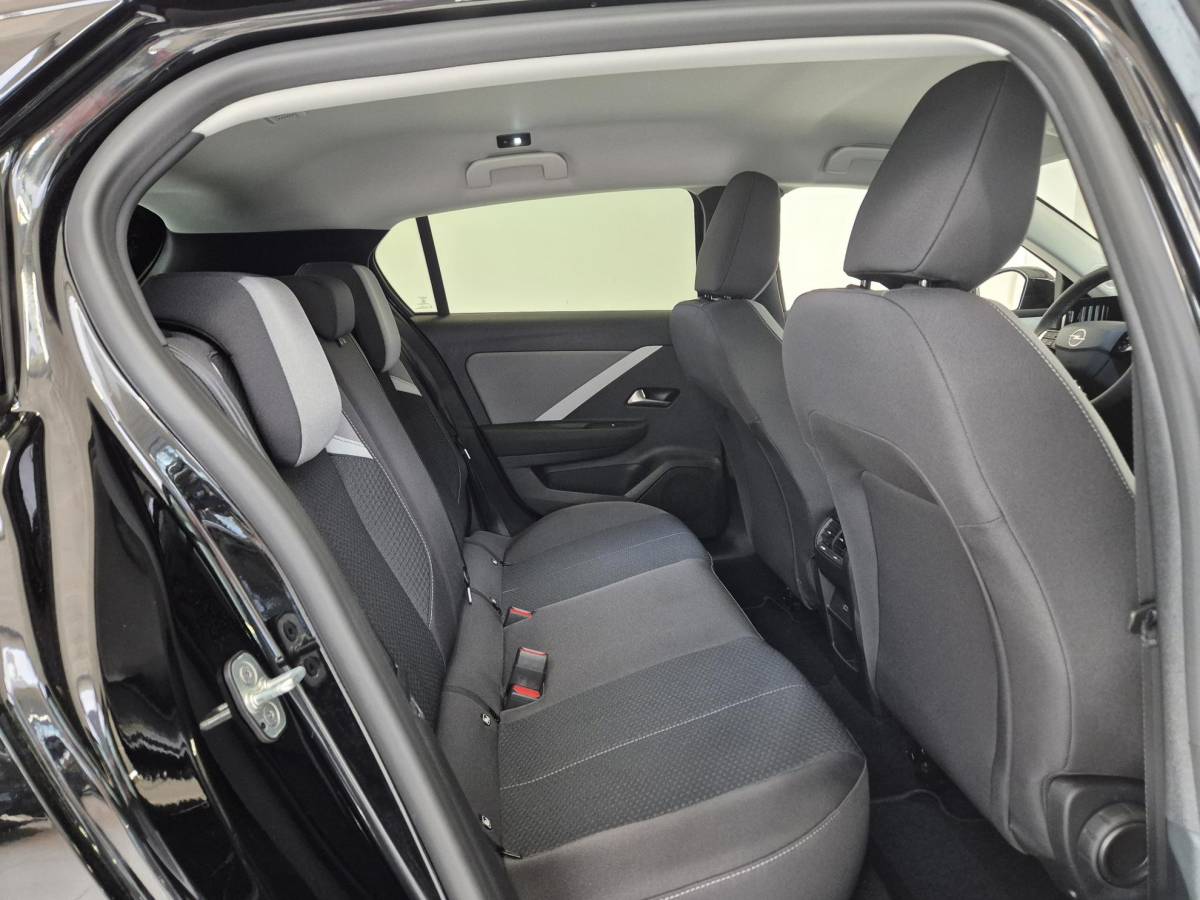 Opel Astra Opel Astra 1.2 Turbo Edition | Apple CarPlay / Android Auto | Stoel- en stuurverwarming | AGR Comfortstoel | Parkeersensoren voor en achter |