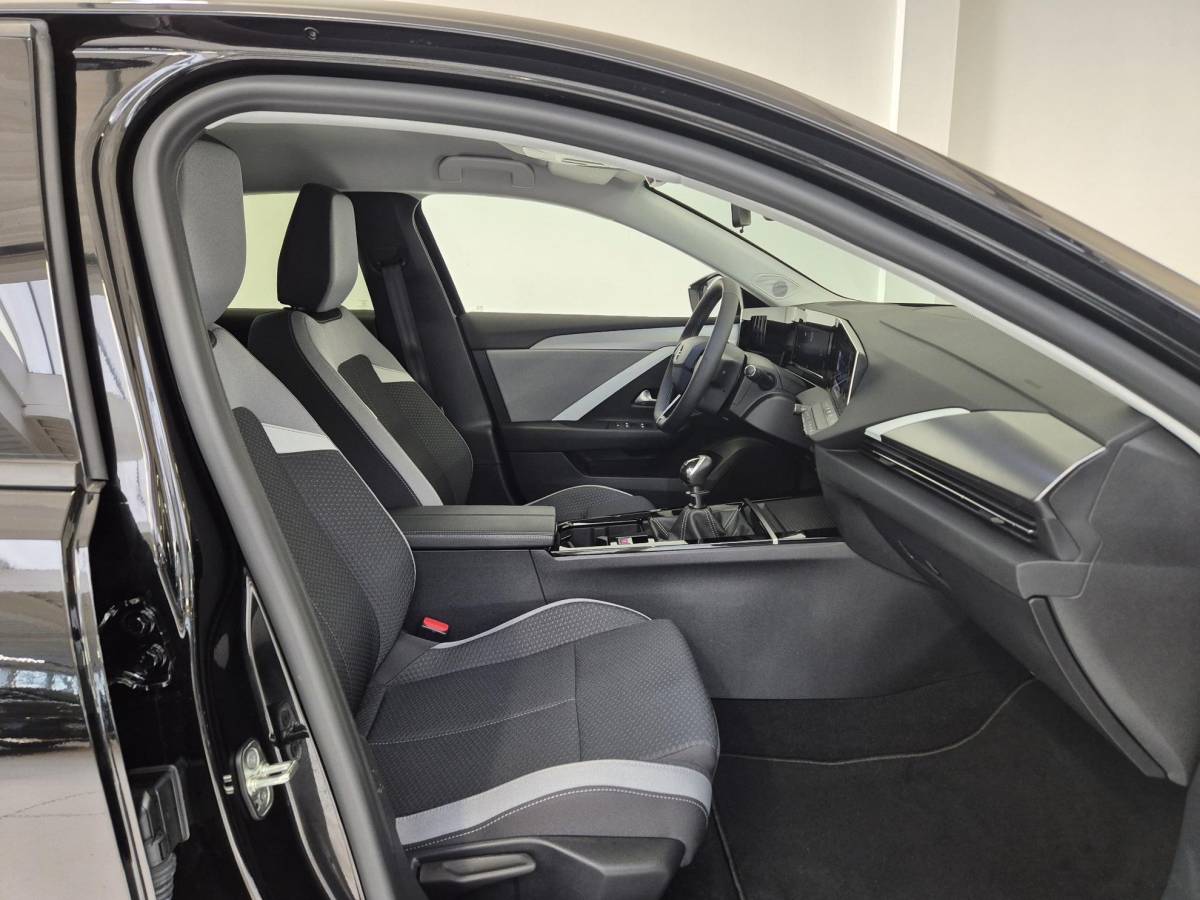 Opel Astra Opel Astra 1.2 Turbo Edition | Apple CarPlay / Android Auto | Stoel- en stuurverwarming | AGR Comfortstoel | Parkeersensoren voor en achter |