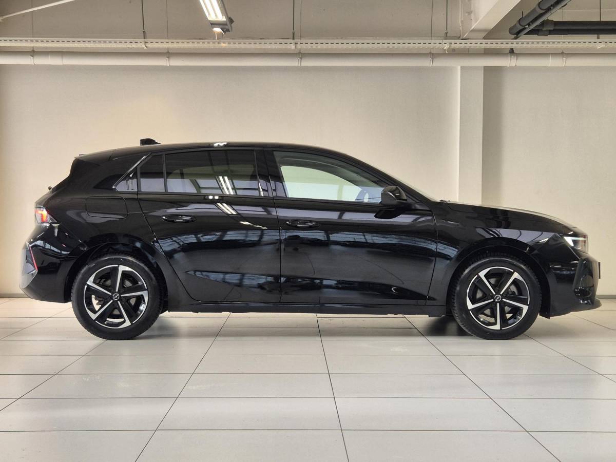 Opel Astra Opel Astra 1.2 Turbo Edition | Apple CarPlay / Android Auto | Stoel- en stuurverwarming | AGR Comfortstoel | Parkeersensoren voor en achter |
