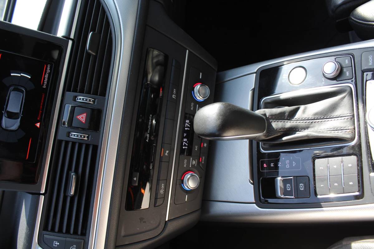 Audi A6 Audi A6 Avant 2.0 TDI ultra S Edition AUTOMAAT vol leder multimedia trekhaak parkeersensoren