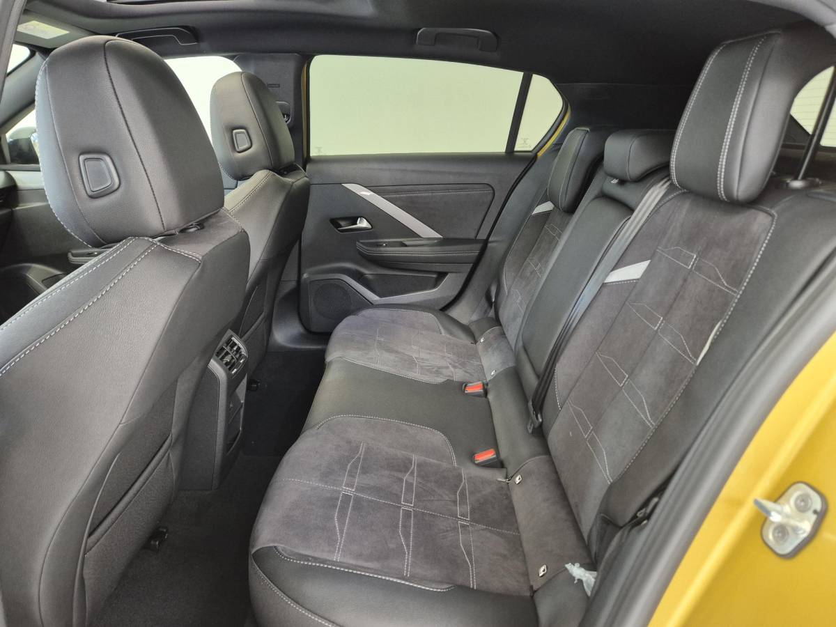 Opel Astra Opel Astra 1.2 Turbo Hybrid Ultimate Automaat | Head-up Display | Panoramisch Schuif/Kanteldak | Navigatie | Keyless Entry | AGR Comfortstoelen |