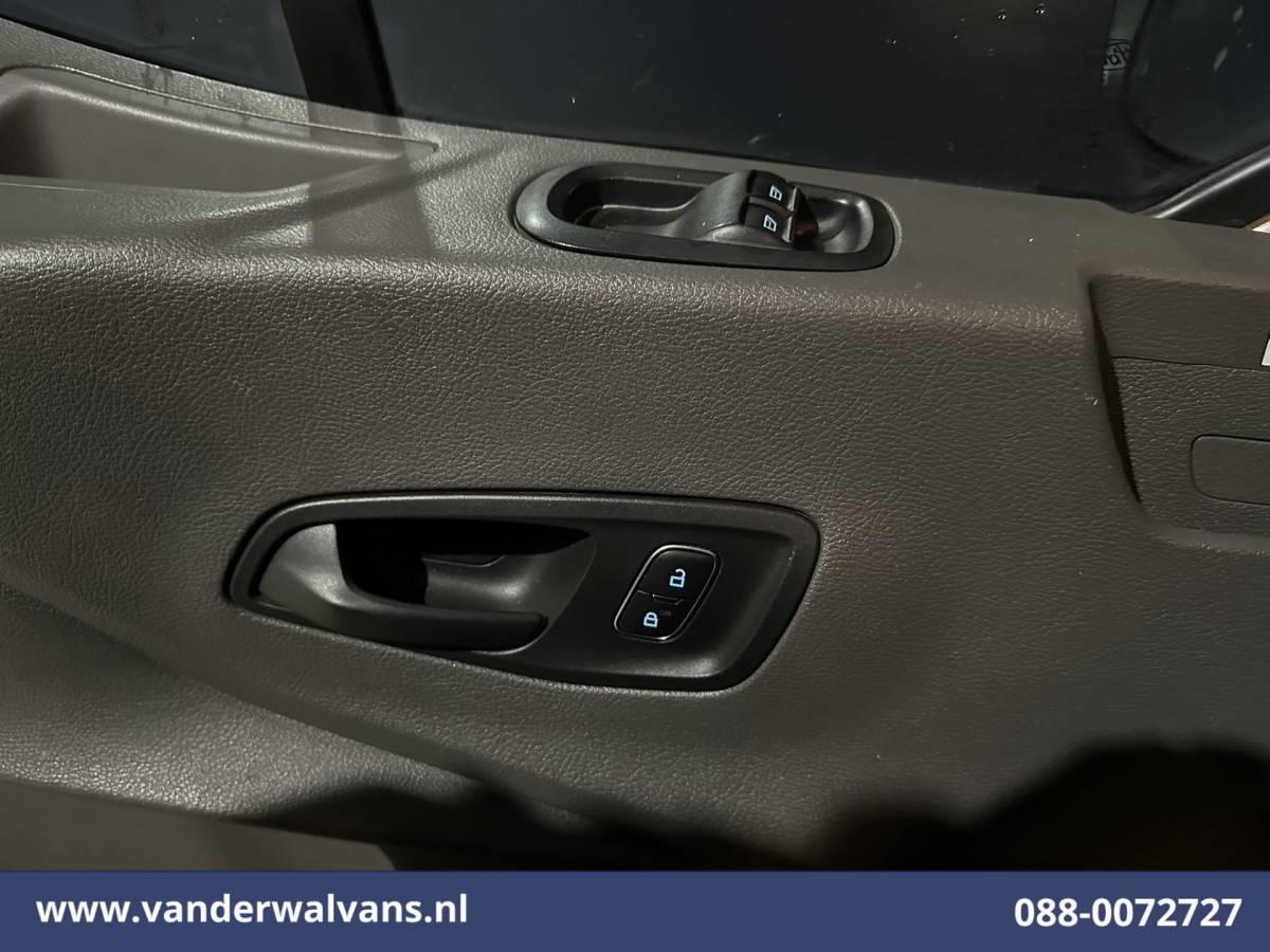 Ford Transit Ford Transit 2.0 TDCI 170pk L3H3 Euro6 Airco | Navigatie | 2500kg Trekhaak | Cruisecontrol Verwarmde voorruit, Parkeersensoren, Bijrijdersbank