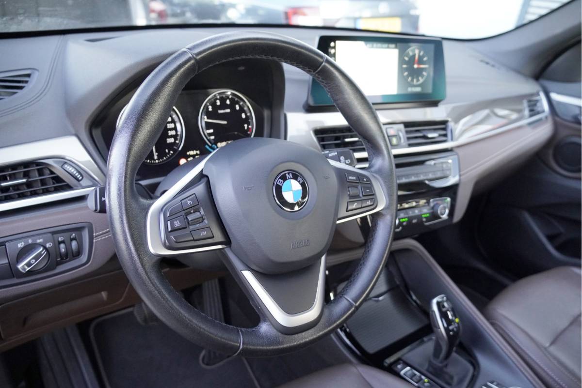 BMW X1 BMW X1 sDrive20i 192PK! Automaat VDL Nedcar Edition Executive BJ2020 Lmv 18″ | Led | Pdc | Navi | Sideskirts | Head-Up display | Elek. achterklep | Climate control | Cruise control | Lederen bekleding | Verwarmde voorstoelen | Zwarte hemel | Getint glas