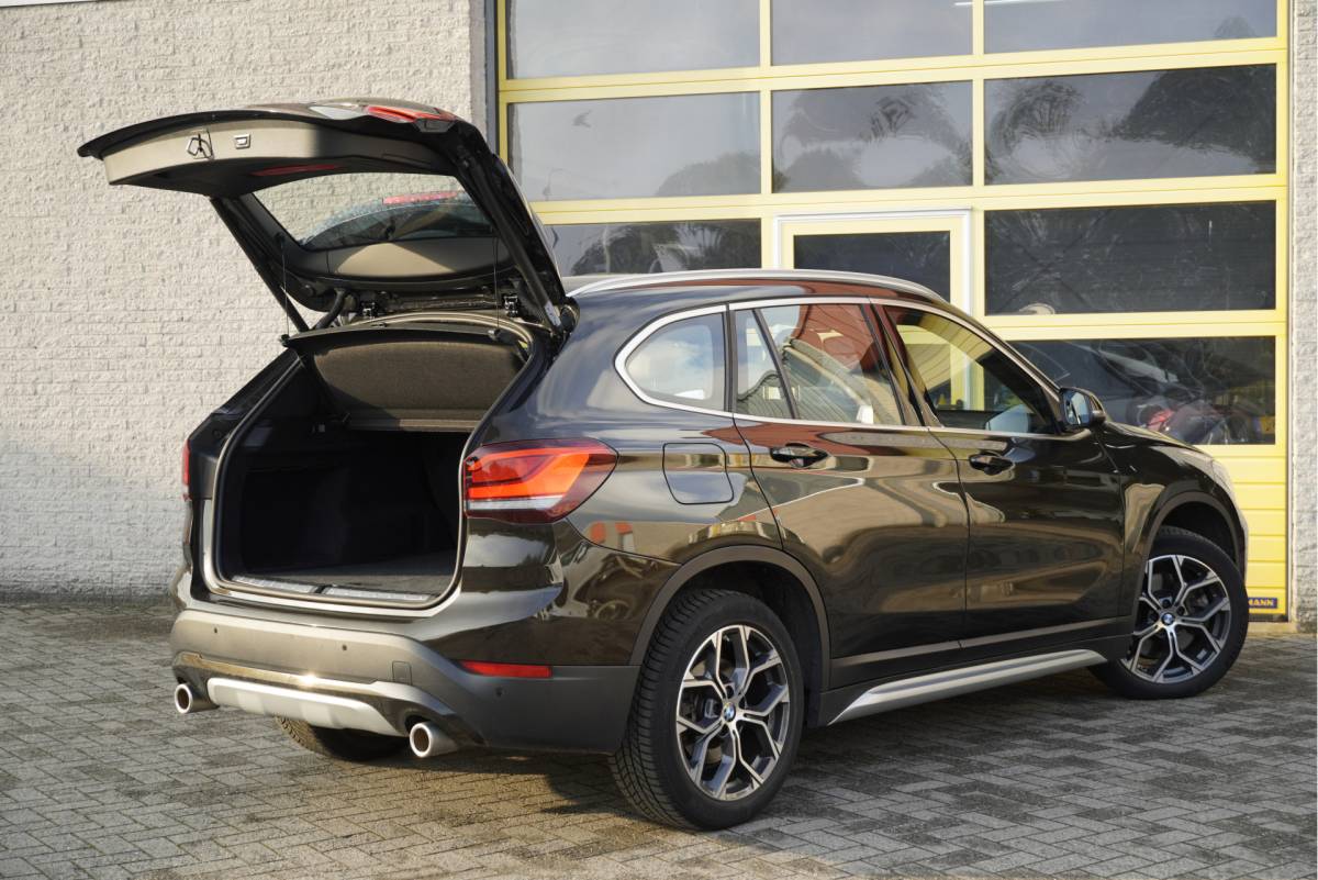 BMW X1 BMW X1 sDrive20i 192PK! Automaat VDL Nedcar Edition Executive BJ2020 Lmv 18″ | Led | Pdc | Navi | Sideskirts | Head-Up display | Elek. achterklep | Climate control | Cruise control | Lederen bekleding | Verwarmde voorstoelen | Zwarte hemel | Getint glas