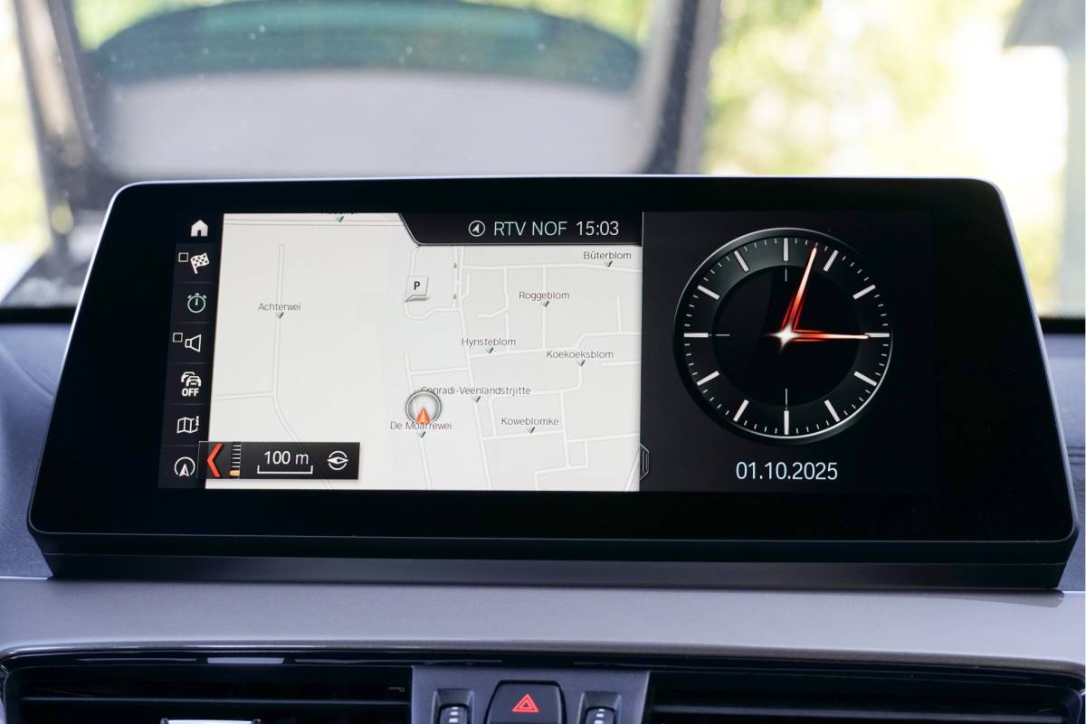 BMW X1 BMW X1 sDrive20i 192PK! Automaat VDL Nedcar Edition Executive BJ2020 Lmv 18″ | Led | Pdc | Navi | Sideskirts | Head-Up display | Elek. achterklep | Climate control | Cruise control | Lederen bekleding | Verwarmde voorstoelen | Zwarte hemel | Getint glas