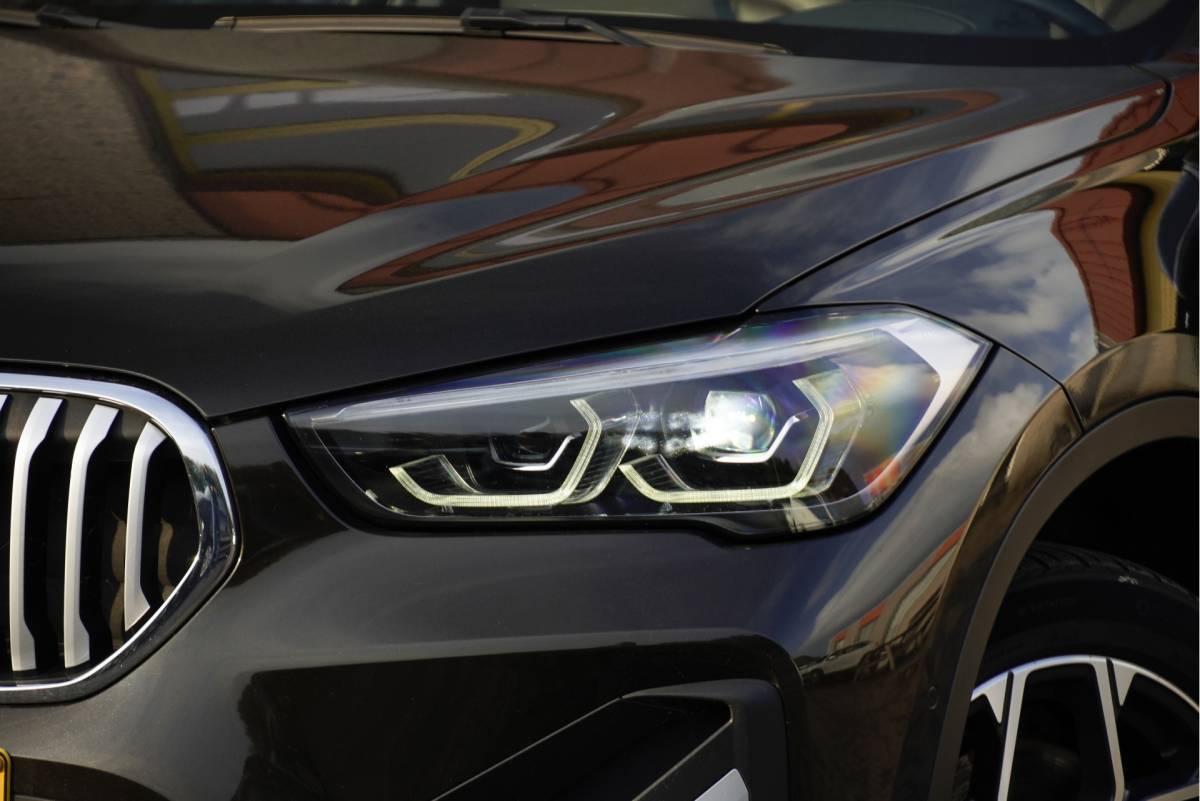 BMW X1 BMW X1 sDrive20i 192PK! Automaat VDL Nedcar Edition Executive BJ2020 Lmv 18″ | Led | Pdc | Navi | Sideskirts | Head-Up display | Elek. achterklep | Climate control | Cruise control | Lederen bekleding | Verwarmde voorstoelen | Zwarte hemel | Getint glas