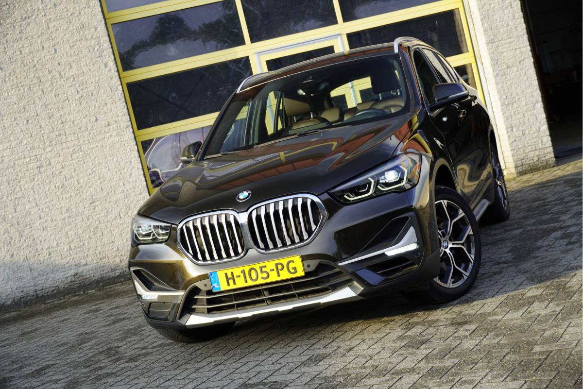 BMW X1 BMW X1 sDrive20i 192PK! Automaat VDL Nedcar Edition Executive BJ2020 Lmv 18″ | Led | Pdc | Navi | Sideskirts | Head-Up display | Elek. achterklep | Climate control | Cruise control | Lederen bekleding | Verwarmde voorstoelen | Zwarte hemel | Getint glas