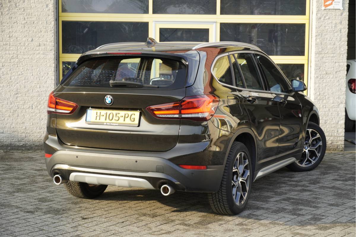 BMW X1 BMW X1 sDrive20i 192PK! Automaat VDL Nedcar Edition Executive BJ2020 Lmv 18″ | Led | Pdc | Navi | Sideskirts | Head-Up display | Elek. achterklep | Climate control | Cruise control | Lederen bekleding | Verwarmde voorstoelen | Zwarte hemel | Getint glas
