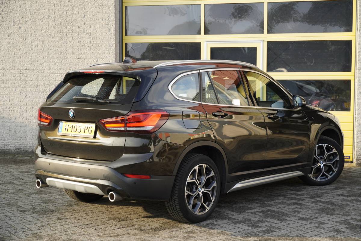 BMW X1 BMW X1 sDrive20i 192PK! Automaat VDL Nedcar Edition Executive BJ2020 Lmv 18″ | Led | Pdc | Navi | Sideskirts | Head-Up display | Elek. achterklep | Climate control | Cruise control | Lederen bekleding | Verwarmde voorstoelen | Zwarte hemel | Getint glas