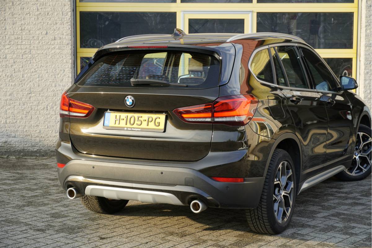 BMW X1 BMW X1 sDrive20i 192PK! Automaat VDL Nedcar Edition Executive BJ2020 Lmv 18″ | Led | Pdc | Navi | Sideskirts | Head-Up display | Elek. achterklep | Climate control | Cruise control | Lederen bekleding | Verwarmde voorstoelen | Zwarte hemel | Getint glas