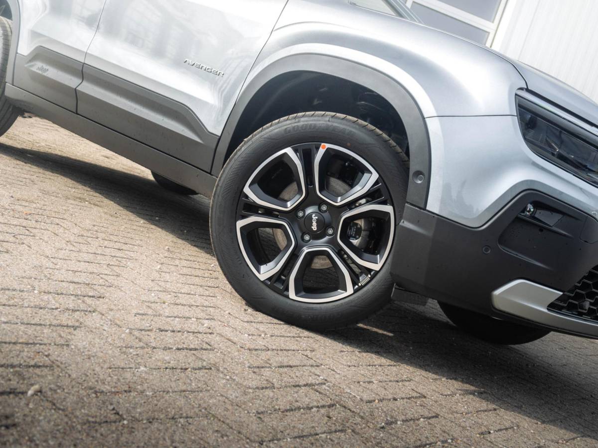 Jeep Avenger Jeep Avenger 1.2 e-Hybrid Summit | Uit voorraad leverbaar | Winter Pack | Schuif/Kanteldak | Infotaiment&Convenience Pack | Bicolore