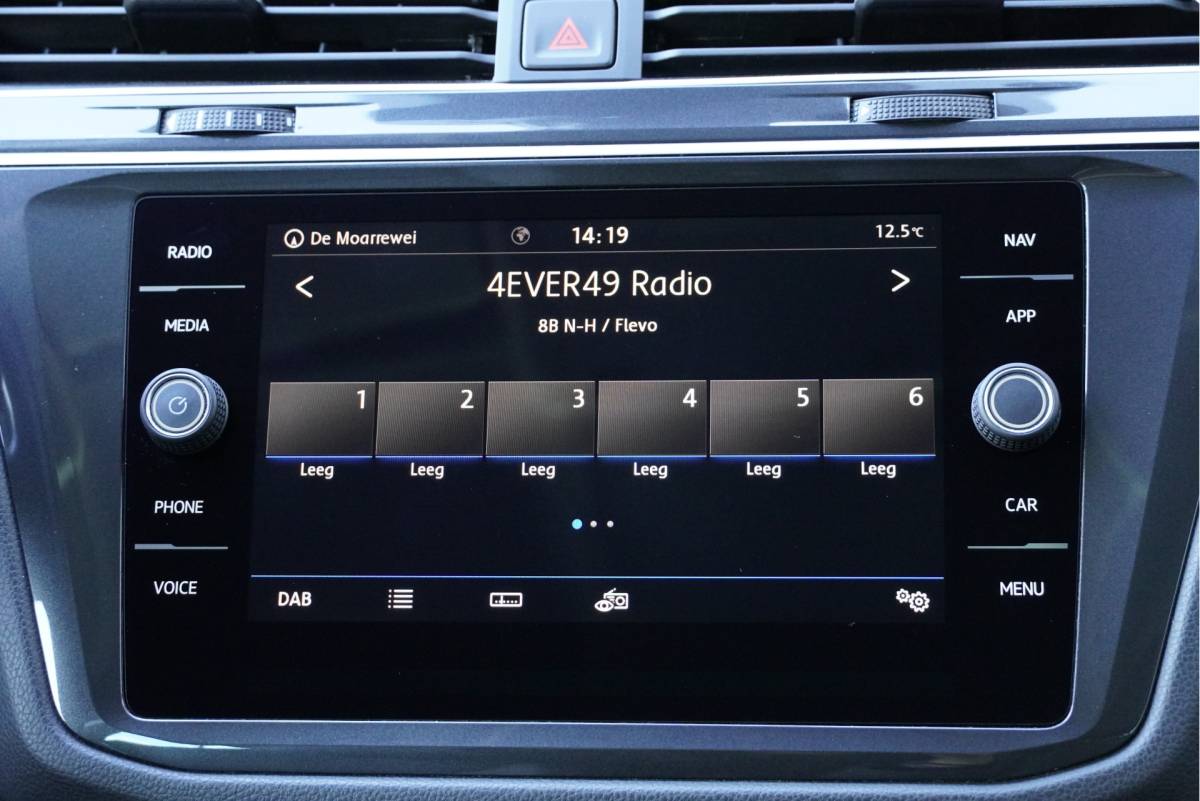 Volkswagen Tiguan Volkswagen Tiguan 1.5 TSI Comfortline Business BJ2019 Lmv 17″ | Led | Pdc | Navi | Elek. achterklep | App-Connect | Climate control | Cruise control | Verwarmde voorstoelen | Extra getint glas