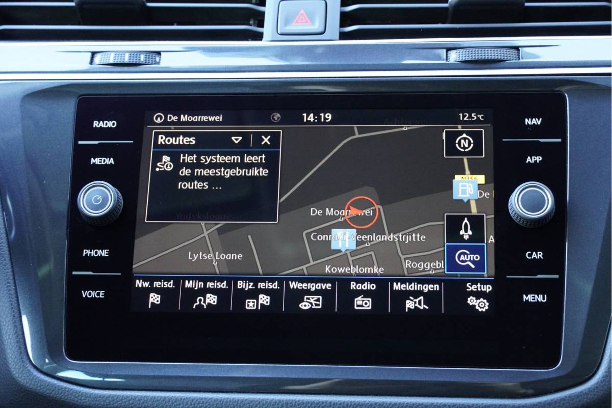 Volkswagen Tiguan Volkswagen Tiguan 1.5 TSI Comfortline Business BJ2019 Lmv 17″ | Led | Pdc | Navi | Elek. achterklep | App-Connect | Climate control | Cruise control | Verwarmde voorstoelen | Extra getint glas