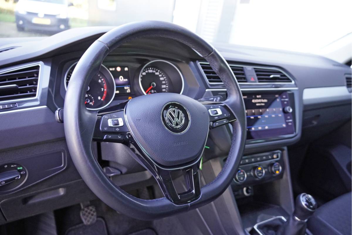 Volkswagen Tiguan Volkswagen Tiguan 1.5 TSI Comfortline Business BJ2019 Lmv 17″ | Led | Pdc | Navi | Elek. achterklep | App-Connect | Climate control | Cruise control | Verwarmde voorstoelen | Extra getint glas
