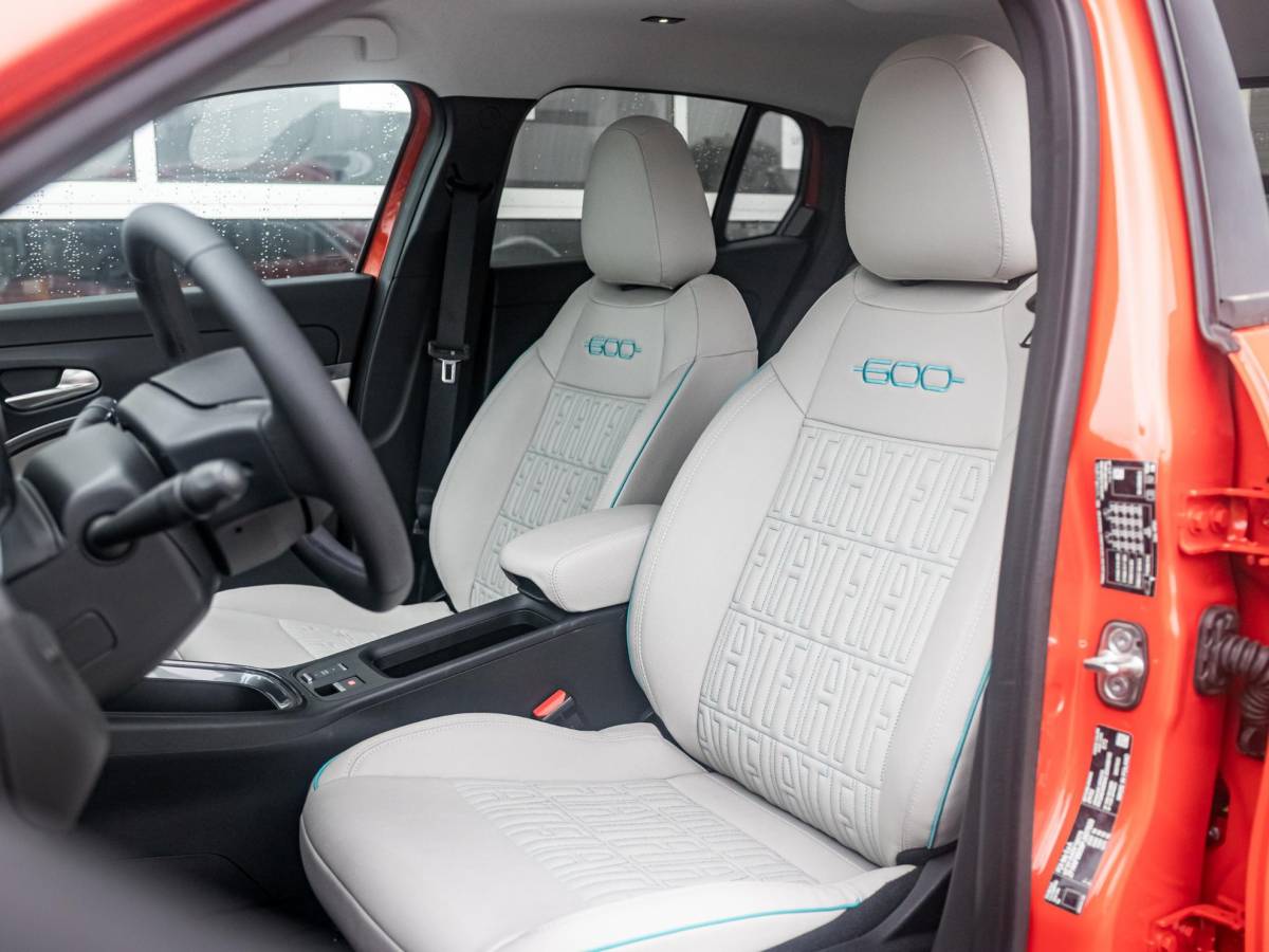 Fiat 600e Fiat 600e La Prima 54 kWh | 17% Bijtelling | Carplay | Elek. Stoel | Stoelverwarming | Keyless | LED | Clima