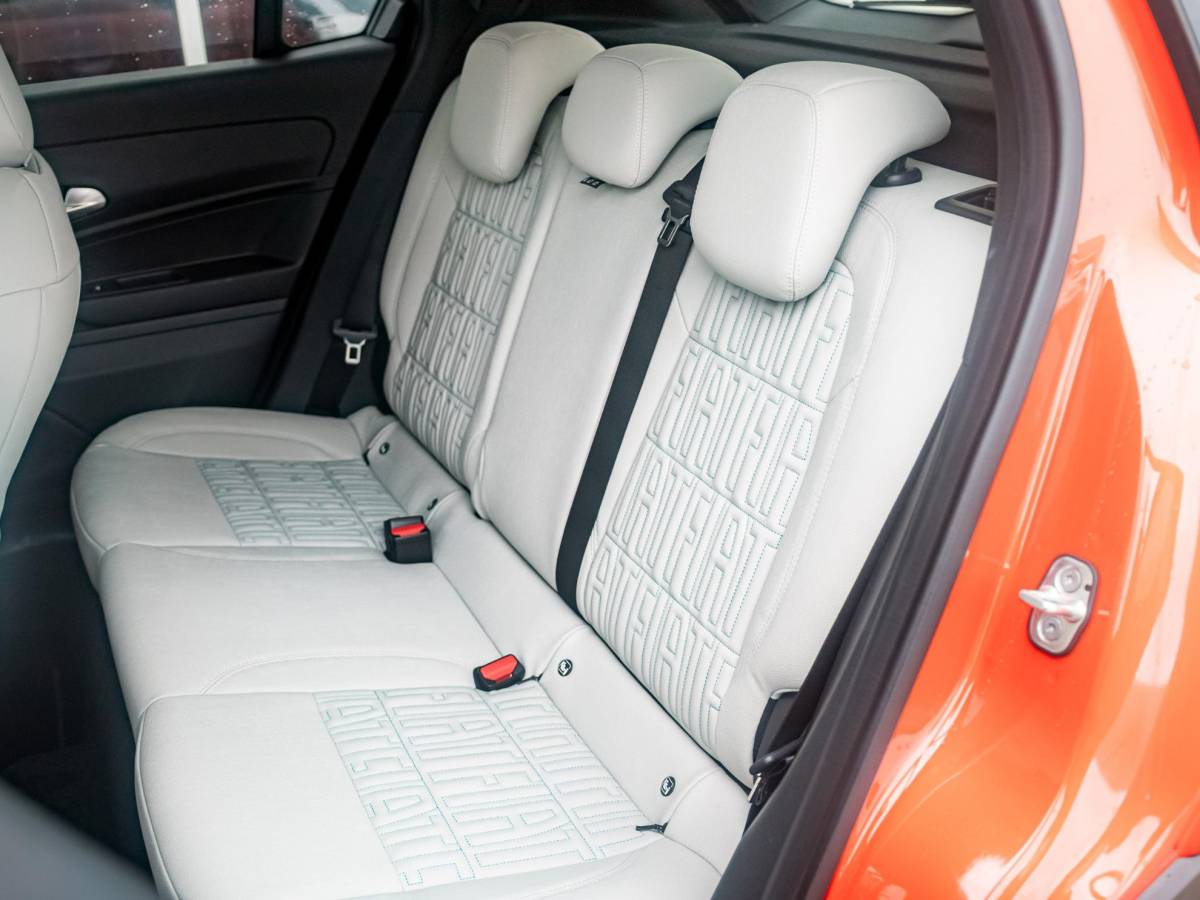 Fiat 600e Fiat 600e La Prima 54 kWh | 17% Bijtelling | Carplay | Elek. Stoel | Stoelverwarming | Keyless | LED | Clima