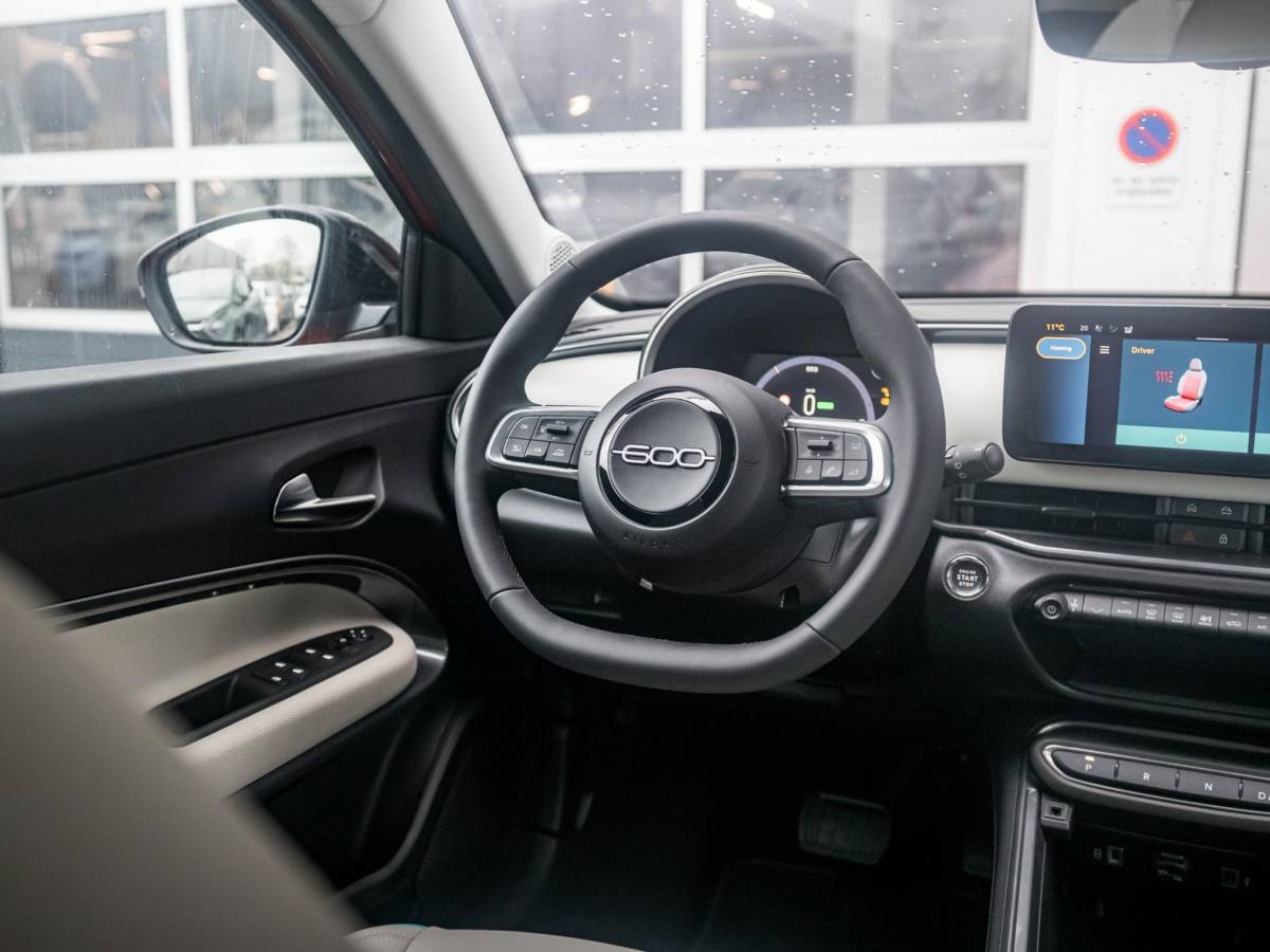 Fiat 600e Fiat 600e La Prima 54 kWh | 17% Bijtelling | Carplay | Elek. Stoel | Stoelverwarming | Keyless | LED | Clima