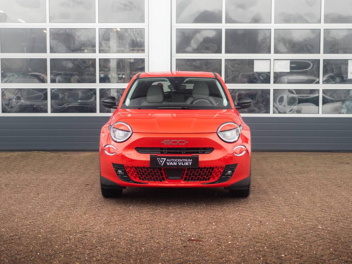 Fiat 600e Fiat 600e La Prima 54 kWh | 17% Bijtelling | Carplay | Elek. Stoel | Stoelverwarming | Keyless | LED | Clima