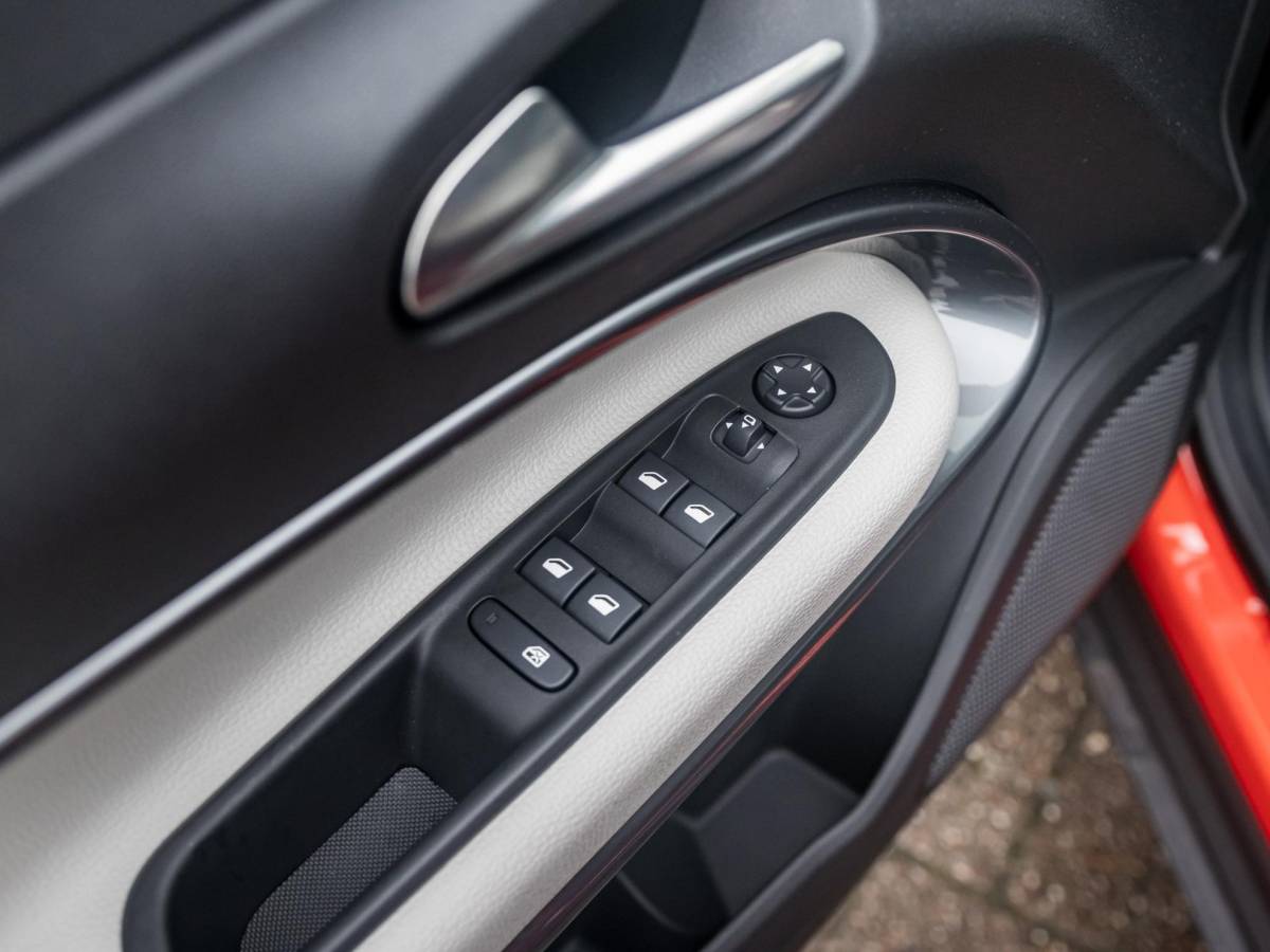 Fiat 600e Fiat 600e La Prima 54 kWh | 17% Bijtelling | Carplay | Elek. Stoel | Stoelverwarming | Keyless | LED | Clima