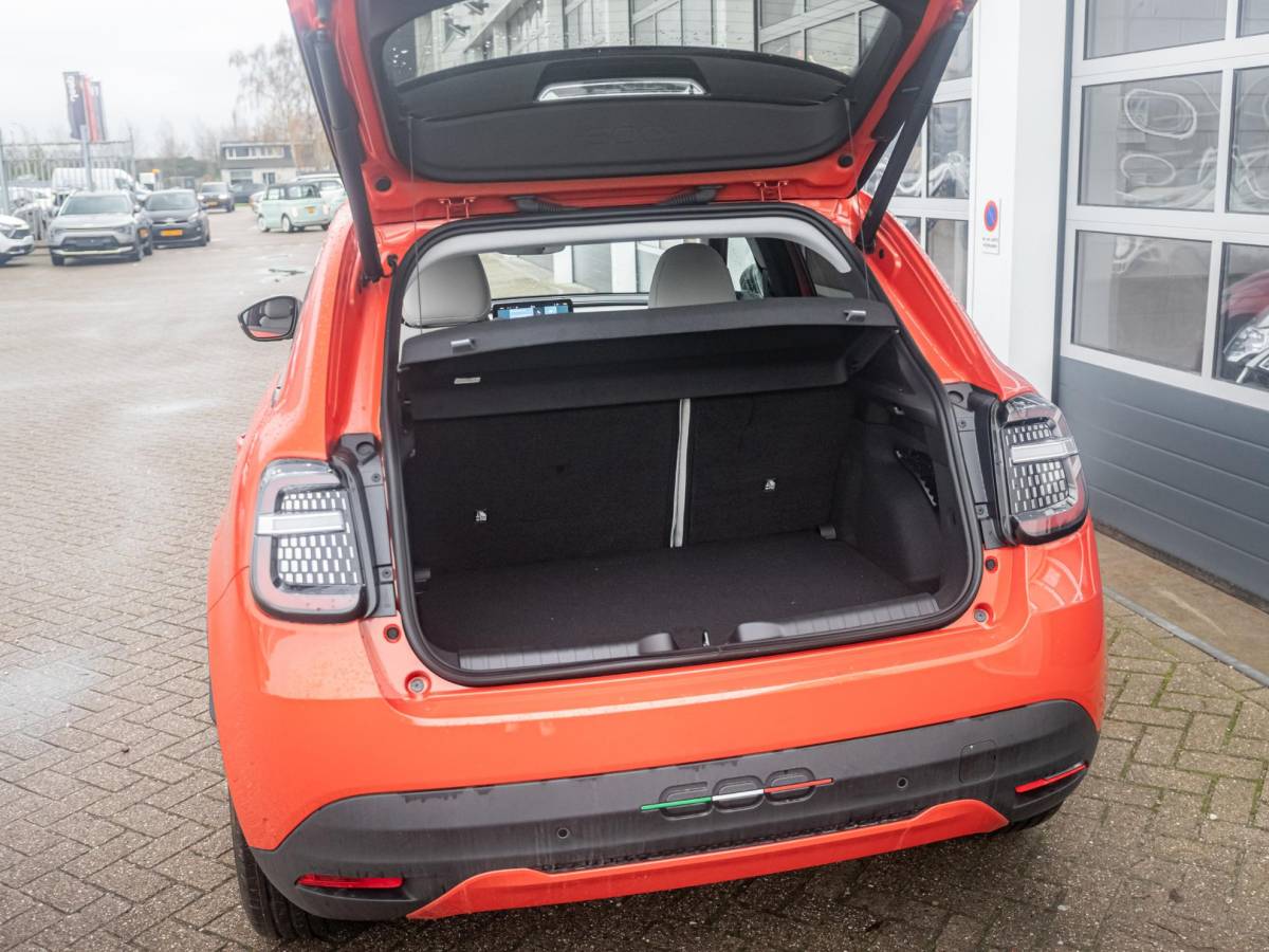 Fiat 600e Fiat 600e La Prima 54 kWh | 17% Bijtelling | Carplay | Elek. Stoel | Stoelverwarming | Keyless | LED | Clima