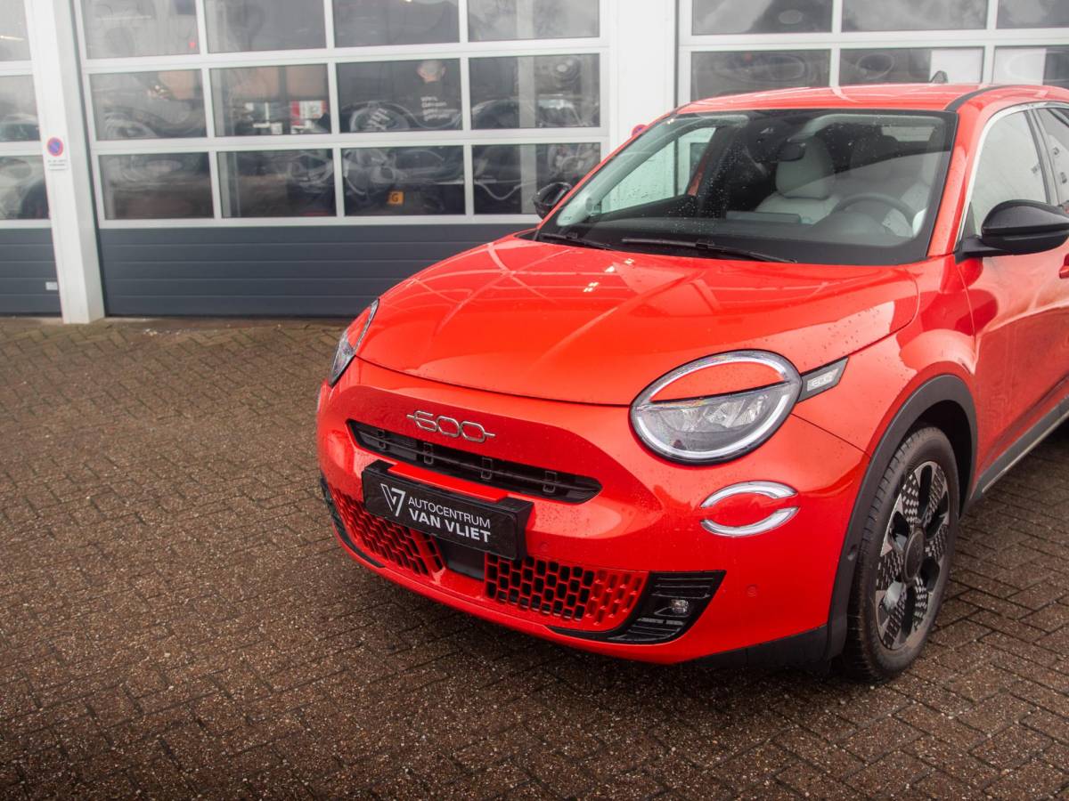 Fiat 600e Fiat 600e La Prima 54 kWh | 17% Bijtelling | Carplay | Elek. Stoel | Stoelverwarming | Keyless | LED | Clima