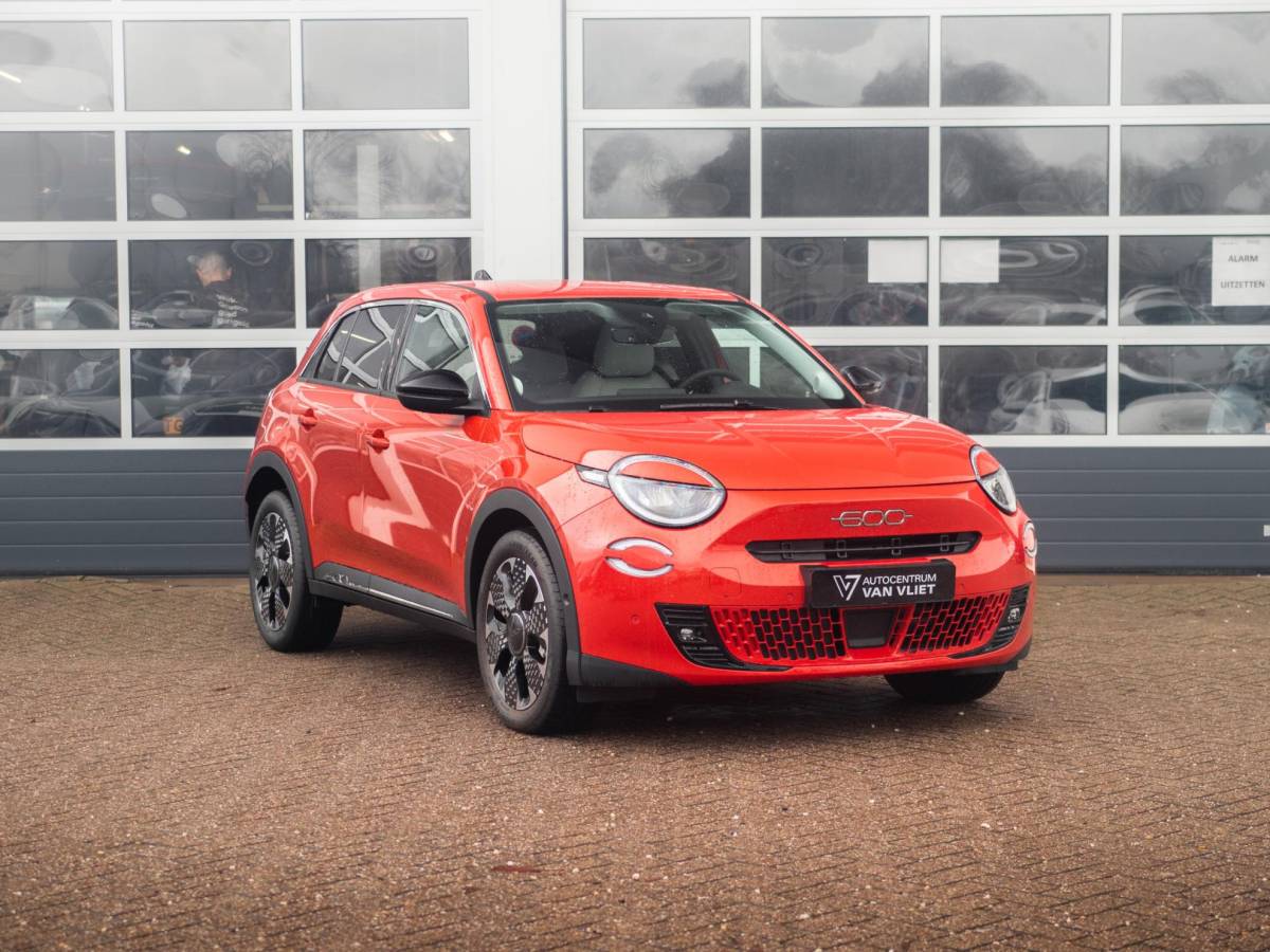 Fiat 600e Fiat 600e La Prima 54 kWh | 17% Bijtelling | Carplay | Elek. Stoel | Stoelverwarming | Keyless | LED | Clima