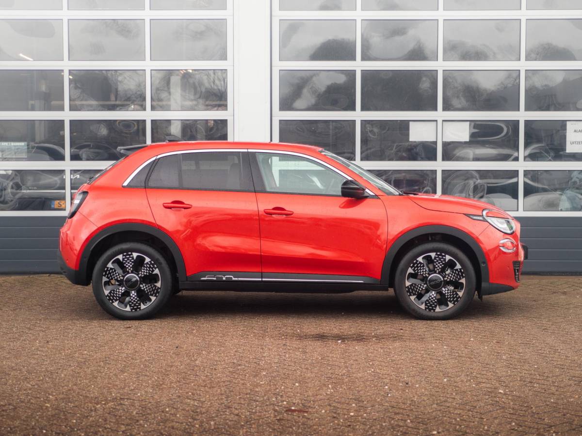 Fiat 600e Fiat 600e La Prima 54 kWh | 17% Bijtelling | Carplay | Elek. Stoel | Stoelverwarming | Keyless | LED | Clima