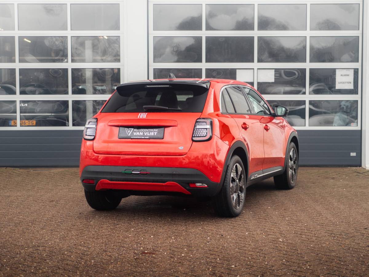 Fiat 600e Fiat 600e La Prima 54 kWh | 17% Bijtelling | Carplay | Elek. Stoel | Stoelverwarming | Keyless | LED | Clima