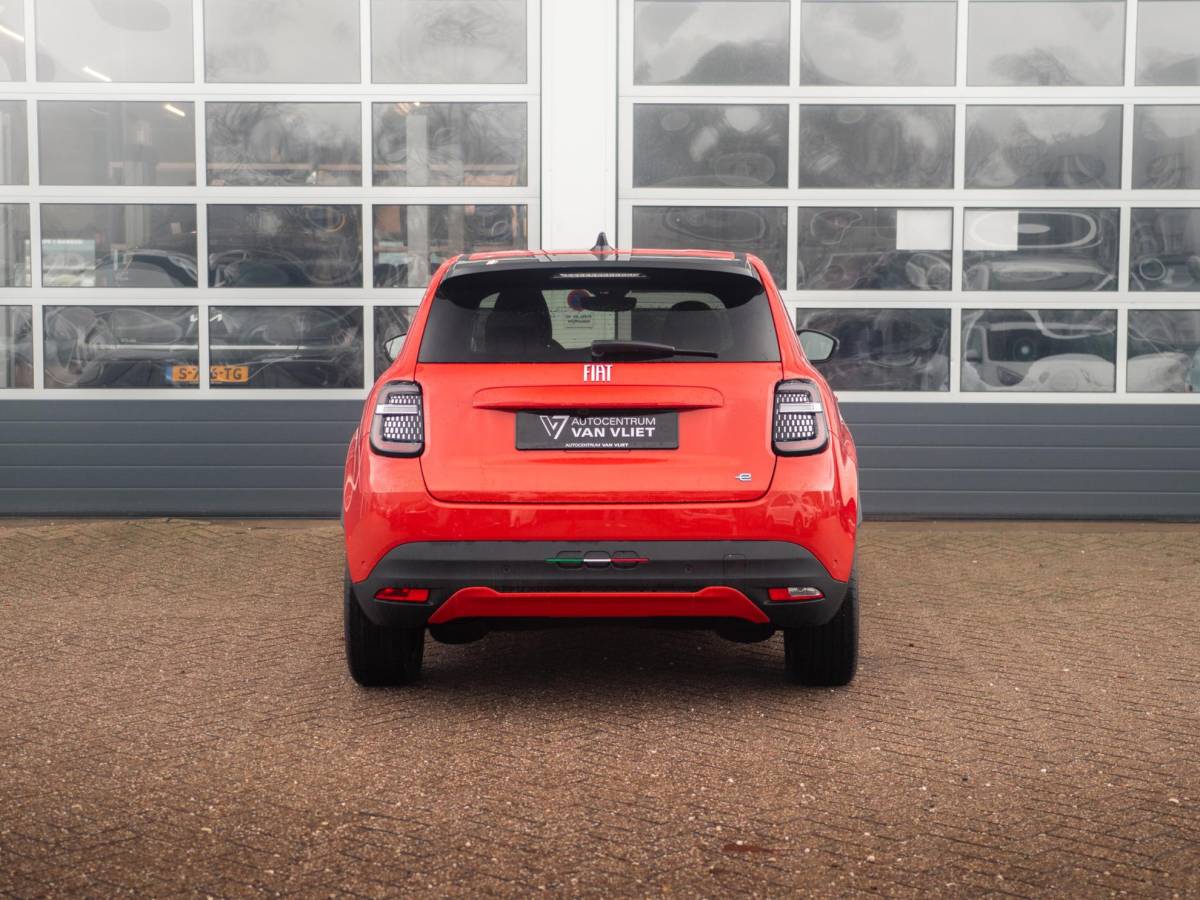 Fiat 600e Fiat 600e La Prima 54 kWh | 17% Bijtelling | Carplay | Elek. Stoel | Stoelverwarming | Keyless | LED | Clima