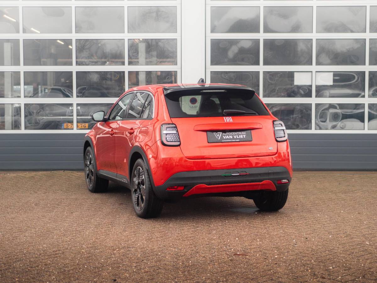 Fiat 600e Fiat 600e La Prima 54 kWh | 17% Bijtelling | Carplay | Elek. Stoel | Stoelverwarming | Keyless | LED | Clima