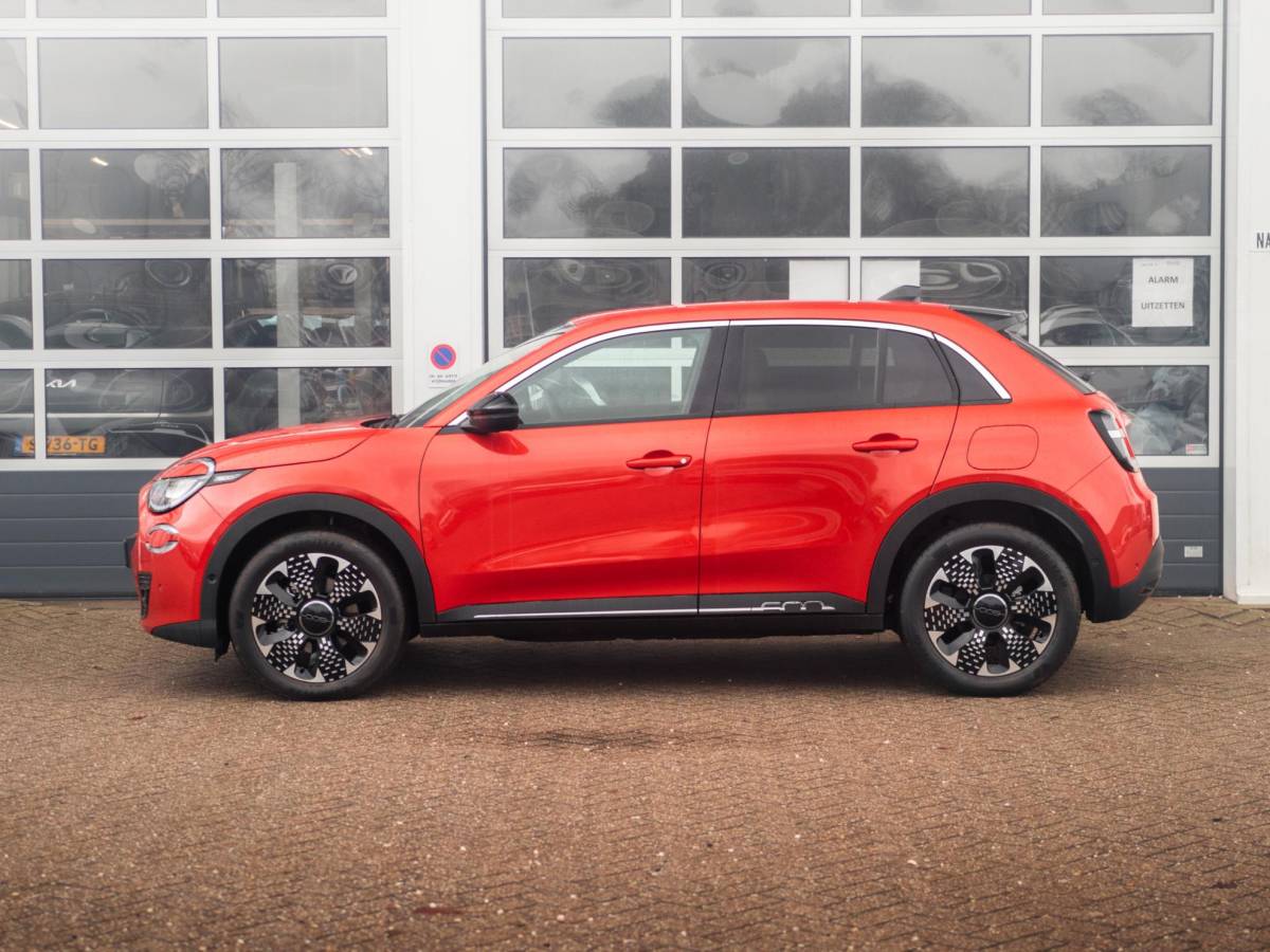 Fiat 600e Fiat 600e La Prima 54 kWh | 17% Bijtelling | Carplay | Elek. Stoel | Stoelverwarming | Keyless | LED | Clima