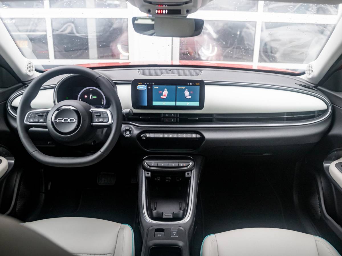 Fiat 600e Fiat 600e La Prima 54 kWh | 17% Bijtelling | Carplay | Elek. Stoel | Stoelverwarming | Keyless | LED | Clima