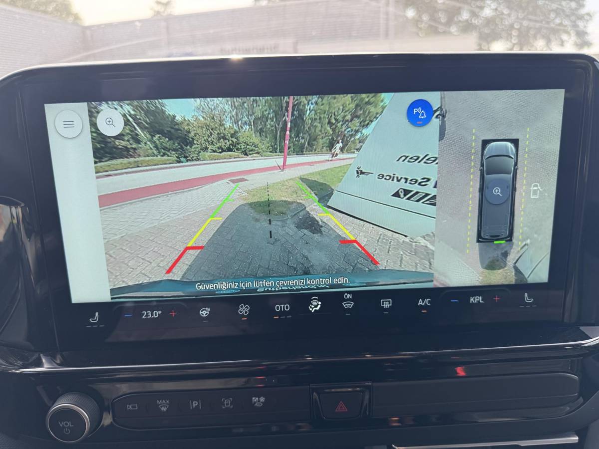 Ford Tourneo Custom Ford Tourneo Custom 340 2.5 PHEV L2H1 Titanium X 233pk ZUID | 16-weg elek. AGR-stoel | Handsfree elek. dubbele zijschuifdeuren | Panoramadak | 15 B&O speaker | Inklapbare trekhaak | Verwarmbaar stuurwiel | Verwarmbare en elek. verstelbare stoelen tweede zitrij | Draadloos opladen | Prijs ex. BTW incl. BPM |  Prijs Incl. BTW en BPM 70.400