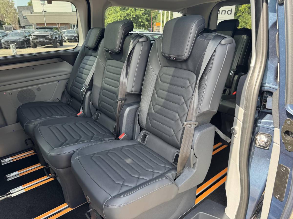 Ford Tourneo Custom Ford Tourneo Custom 340 2.5 PHEV L2H1 Titanium X 233pk ZUID | 16-weg elek. AGR-stoel | Handsfree elek. dubbele zijschuifdeuren | Panoramadak | 15 B&O speaker | Inklapbare trekhaak | Verwarmbaar stuurwiel | Verwarmbare en elek. verstelbare stoelen tweede zitrij | Draadloos opladen | Prijs ex. BTW incl. BPM |  Prijs Incl. BTW en BPM 70.400