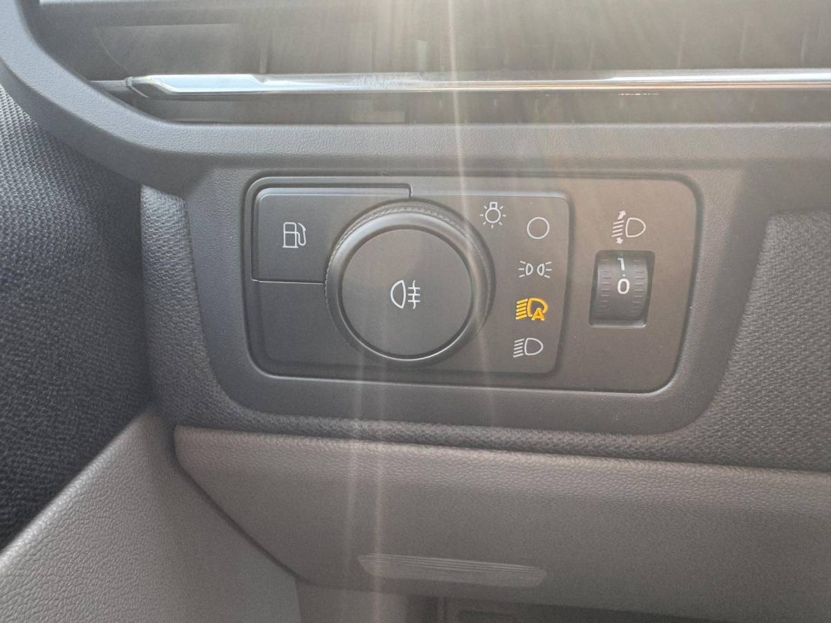 Ford Tourneo Custom Ford Tourneo Custom 340 2.5 PHEV L2H1 Titanium X 233pk ZUID | 16-weg elek. AGR-stoel | Handsfree elek. dubbele zijschuifdeuren | Panoramadak | 15 B&O speaker | Inklapbare trekhaak | Verwarmbaar stuurwiel | Verwarmbare en elek. verstelbare stoelen tweede zitrij | Draadloos opladen | Prijs ex. BTW incl. BPM |  Prijs Incl. BTW en BPM 70.400