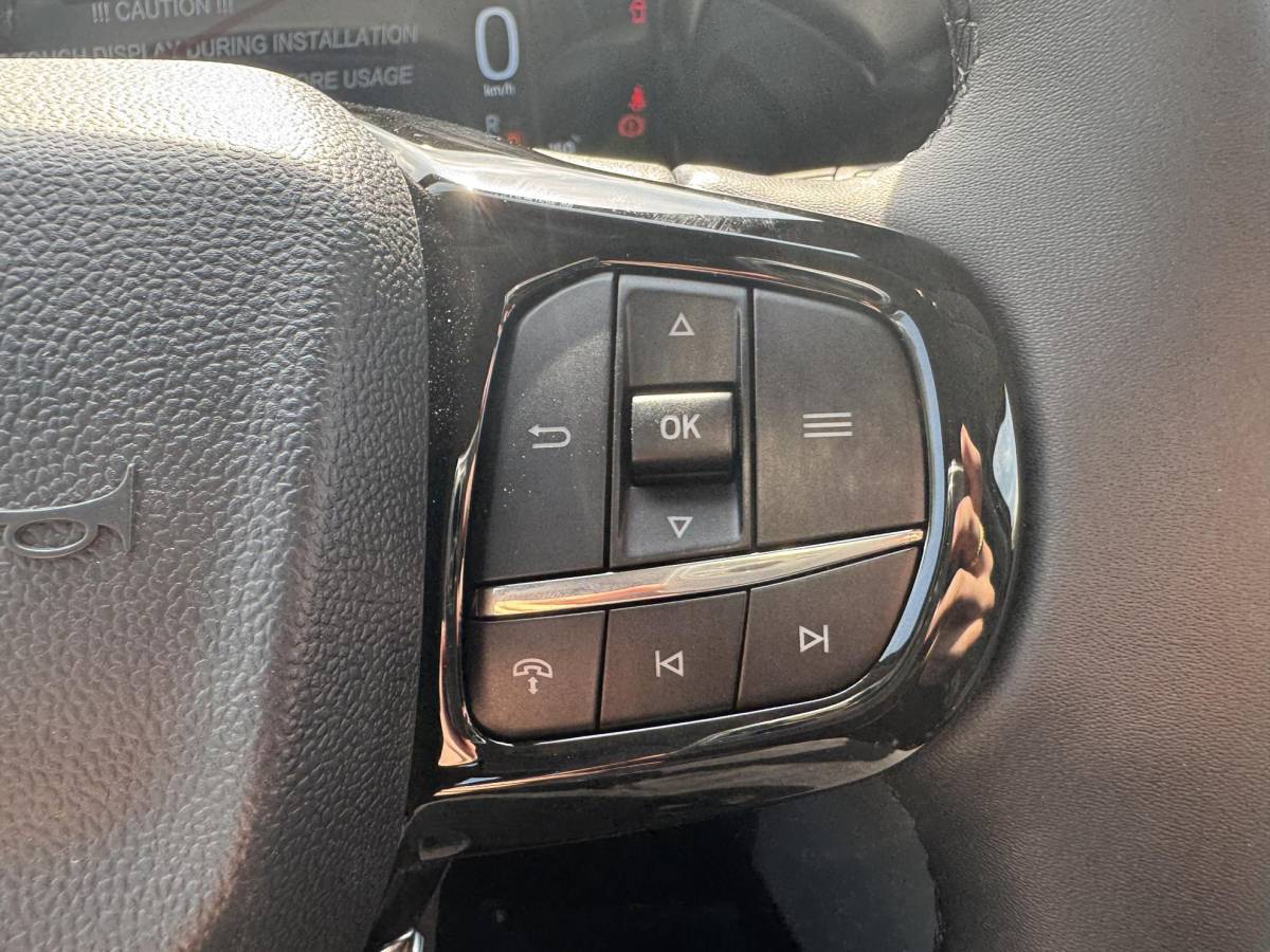 Ford Tourneo Custom Ford Tourneo Custom 340 2.5 PHEV L2H1 Titanium X 233pk ZUID | 16-weg elek. AGR-stoel | Handsfree elek. dubbele zijschuifdeuren | Panoramadak | 15 B&O speaker | Inklapbare trekhaak | Verwarmbaar stuurwiel | Verwarmbare en elek. verstelbare stoelen tweede zitrij | Draadloos opladen | Prijs ex. BTW incl. BPM |  Prijs Incl. BTW en BPM 70.400