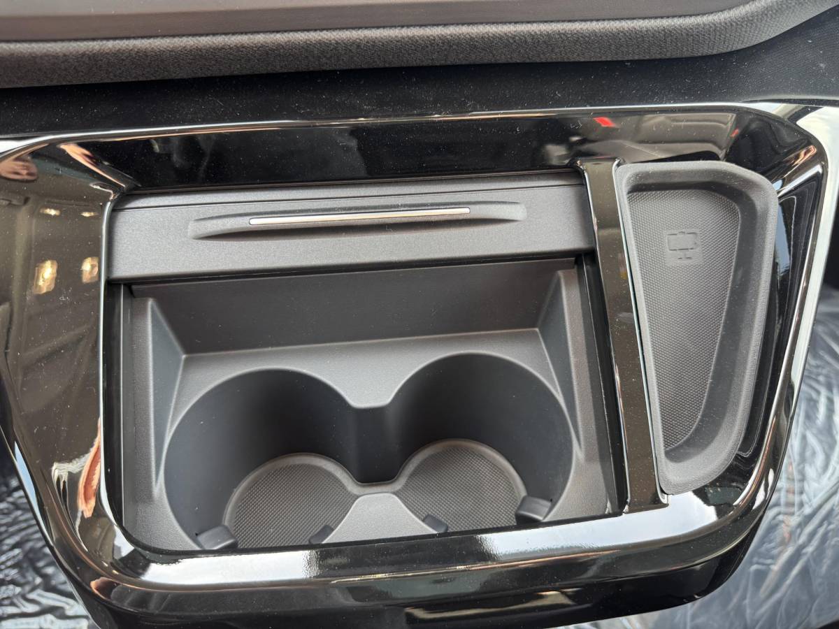 Ford Tourneo Custom Ford Tourneo Custom 340 2.5 PHEV L2H1 Titanium X 233pk ZUID | 16-weg elek. AGR-stoel | Handsfree elek. dubbele zijschuifdeuren | Panoramadak | 15 B&O speaker | Inklapbare trekhaak | Verwarmbaar stuurwiel | Verwarmbare en elek. verstelbare stoelen tweede zitrij | Draadloos opladen | Prijs ex. BTW incl. BPM |  Prijs Incl. BTW en BPM 70.400