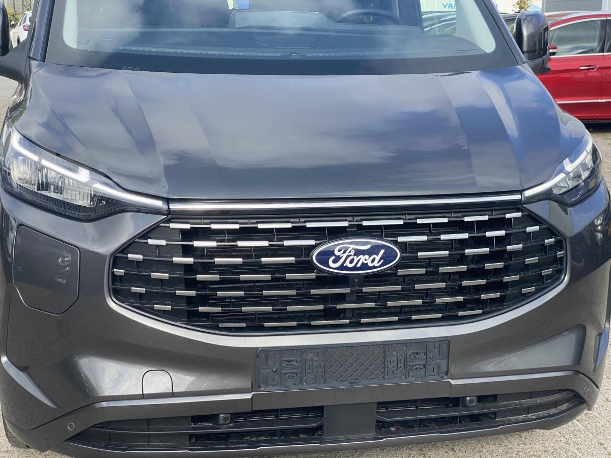 Ford Tourneo Custom Ford Tourneo Custom 340 2.5 PHEV L2H1 Titanium X 233pk ZUID | 16-weg elek. AGR-stoel | Handsfree elek. dubbele zijschuifdeuren | Panoramadak | 15 B&O speaker | Inklapbare trekhaak | Verwarmbaar stuurwiel | Verwarmbare en elek. verstelbare stoelen tweede zitrij | Draadloos opladen | Prijs ex. BTW incl. BPM |  Prijs Incl. BTW en BPM 70.400