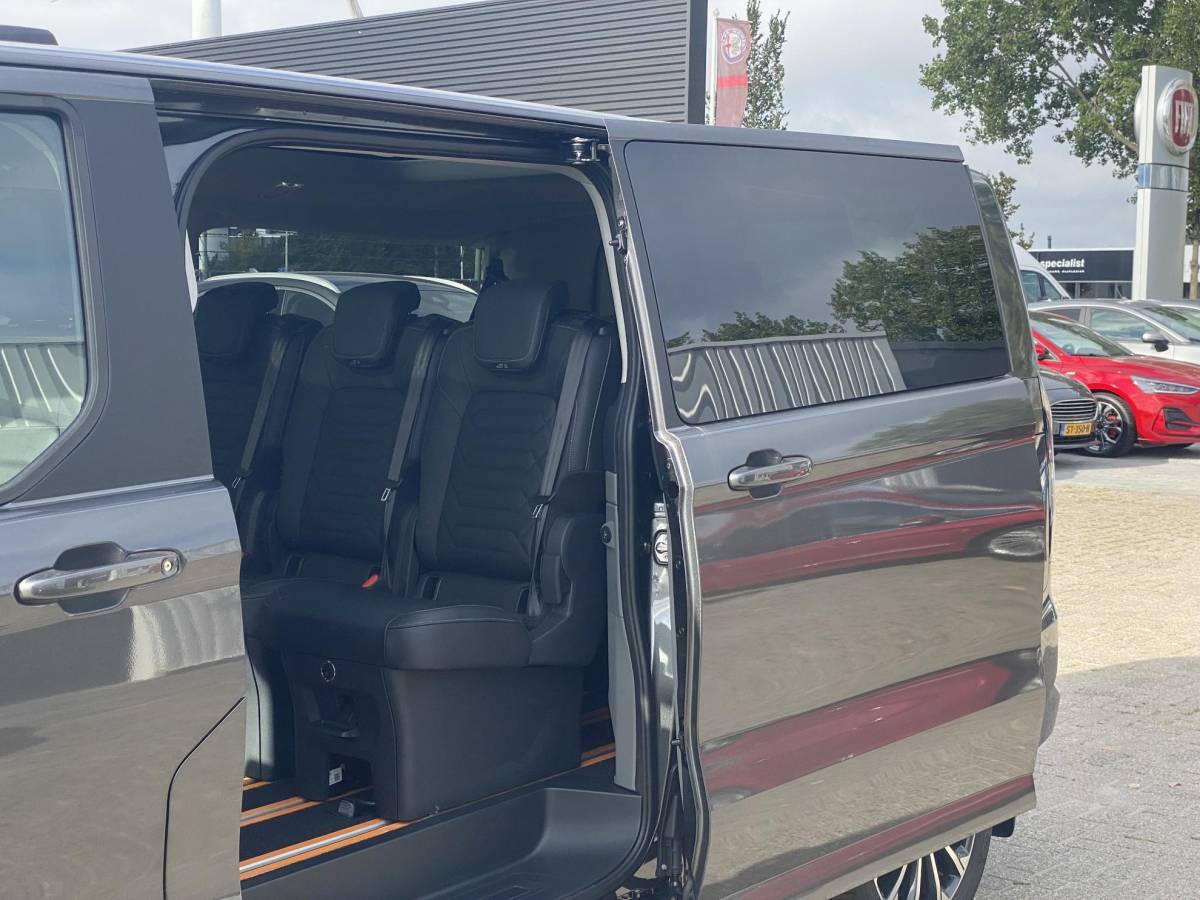 Ford Tourneo Custom Ford Tourneo Custom 340 2.5 PHEV L2H1 Titanium X 233pk ZUID | 16-weg elek. AGR-stoel | Handsfree elek. dubbele zijschuifdeuren | Panoramadak | 15 B&O speaker | Inklapbare trekhaak | Verwarmbaar stuurwiel | Verwarmbare en elek. verstelbare stoelen tweede zitrij | Draadloos opladen | Prijs ex. BTW incl. BPM |  Prijs Incl. BTW en BPM 70.400