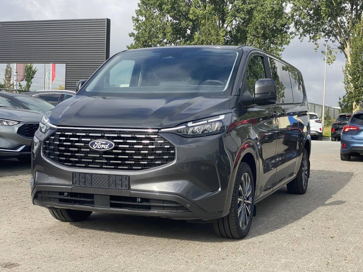 Ford Tourneo Custom Ford Tourneo Custom 340 2.5 PHEV L2H1 Titanium X 233pk ZUID | 16-weg elek. AGR-stoel | Handsfree elek. dubbele zijschuifdeuren | Panoramadak | 15 B&O speaker | Inklapbare trekhaak | Verwarmbaar stuurwiel | Verwarmbare en elek. verstelbare stoelen tweede zitrij | Draadloos opladen | Prijs ex. BTW incl. BPM |  Prijs Incl. BTW en BPM 70.400