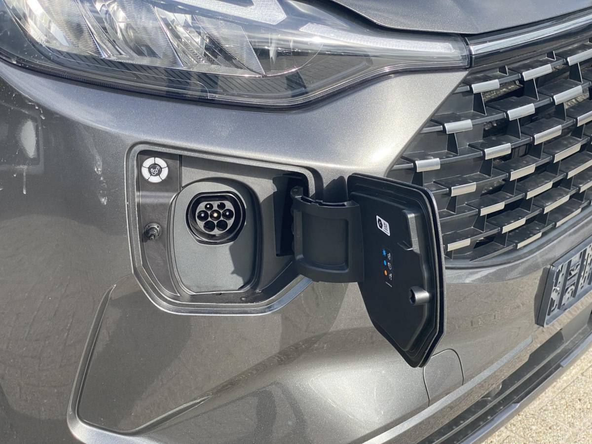 Ford Tourneo Custom Ford Tourneo Custom 340 2.5 PHEV L2H1 Titanium X 233pk ZUID | 16-weg elek. AGR-stoel | Handsfree elek. dubbele zijschuifdeuren | Panoramadak | 15 B&O speaker | Inklapbare trekhaak | Verwarmbaar stuurwiel | Verwarmbare en elek. verstelbare stoelen tweede zitrij | Draadloos opladen | Prijs ex. BTW incl. BPM |  Prijs Incl. BTW en BPM 70.400