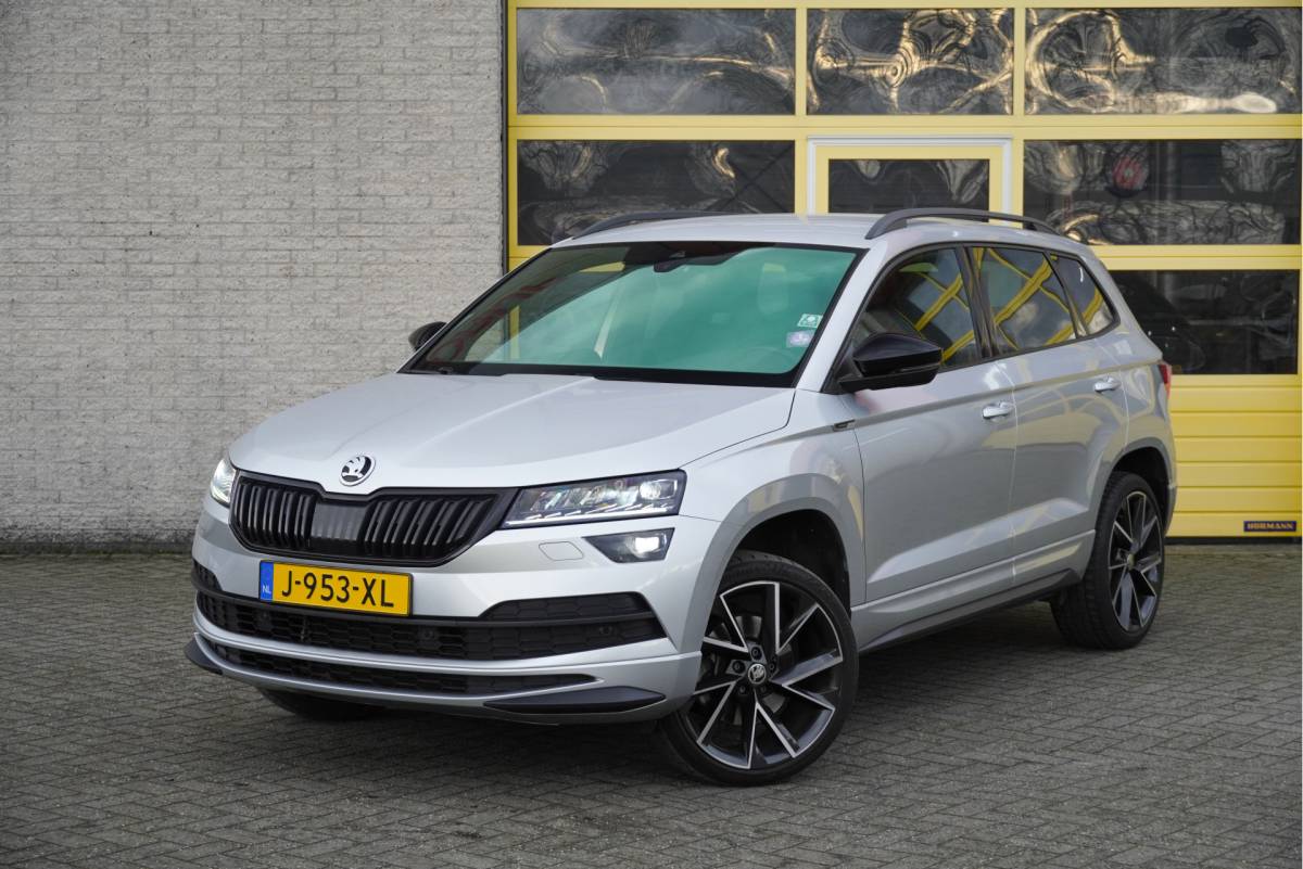 Škoda Karoq ŠKODA Karoq 1.5 TSI  150PK! Automaat Sportline Business BJ2020 Lmv 19″ | Led | Pdc | Navi | Keyless entry | Elek. trekhaak/achterklep | Verwarmd voorruit | App-Connect | Virtual cockpit | Dashboard verlichting | Sportstoelen | Verwarmde voorstoelen/stuurwiel