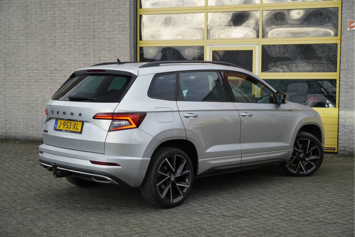 Škoda Karoq ŠKODA Karoq 1.5 TSI  150PK! Automaat Sportline Business BJ2020 Lmv 19″ | Led | Pdc | Navi | Keyless entry | Elek. trekhaak/achterklep | Verwarmd voorruit | App-Connect | Virtual cockpit | Dashboard verlichting | Sportstoelen | Verwarmde voorstoelen/stuurwiel
