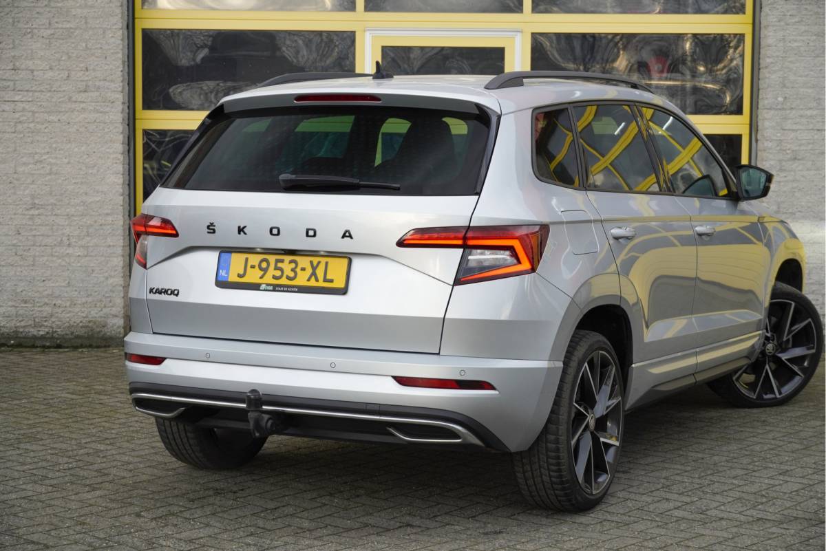 Škoda Karoq ŠKODA Karoq 1.5 TSI  150PK! Automaat Sportline Business BJ2020 Lmv 19″ | Led | Pdc | Navi | Keyless entry | Elek. trekhaak/achterklep | Verwarmd voorruit | App-Connect | Virtual cockpit | Dashboard verlichting | Sportstoelen | Verwarmde voorstoelen/stuurwiel