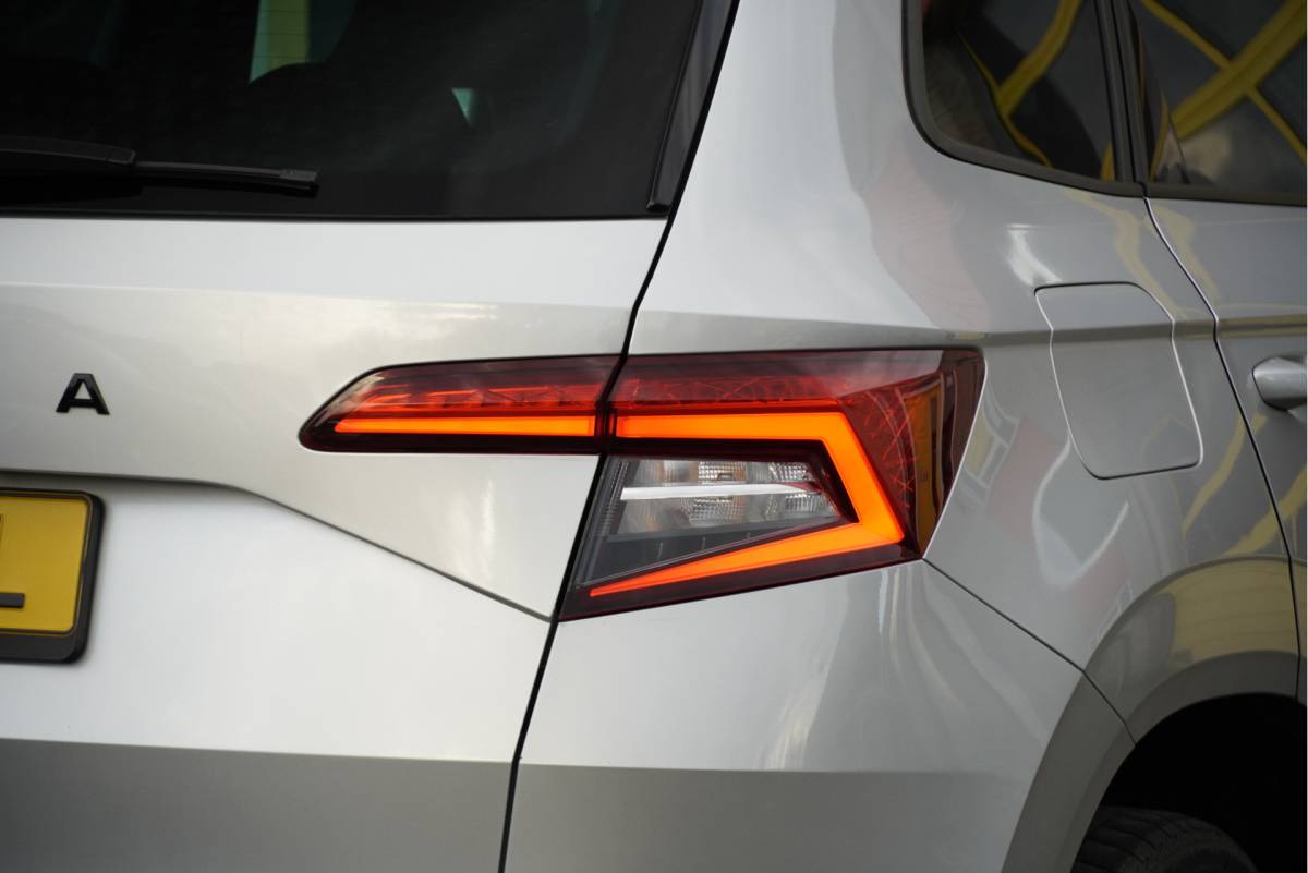Škoda Karoq ŠKODA Karoq 1.5 TSI  150PK! Automaat Sportline Business BJ2020 Lmv 19″ | Led | Pdc | Navi | Keyless entry | Elek. trekhaak/achterklep | Verwarmd voorruit | App-Connect | Virtual cockpit | Dashboard verlichting | Sportstoelen | Verwarmde voorstoelen/stuurwiel