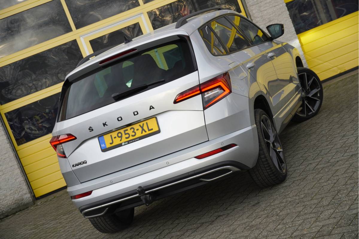 Škoda Karoq ŠKODA Karoq 1.5 TSI  150PK! Automaat Sportline Business BJ2020 Lmv 19″ | Led | Pdc | Navi | Keyless entry | Elek. trekhaak/achterklep | Verwarmd voorruit | App-Connect | Virtual cockpit | Dashboard verlichting | Sportstoelen | Verwarmde voorstoelen/stuurwiel