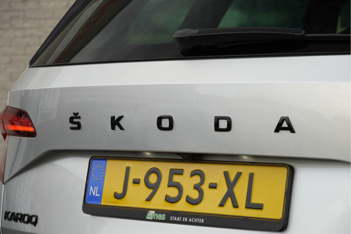 Škoda Karoq ŠKODA Karoq 1.5 TSI  150PK! Automaat Sportline Business BJ2020 Lmv 19″ | Led | Pdc | Navi | Keyless entry | Elek. trekhaak/achterklep | Verwarmd voorruit | App-Connect | Virtual cockpit | Dashboard verlichting | Sportstoelen | Verwarmde voorstoelen/stuurwiel