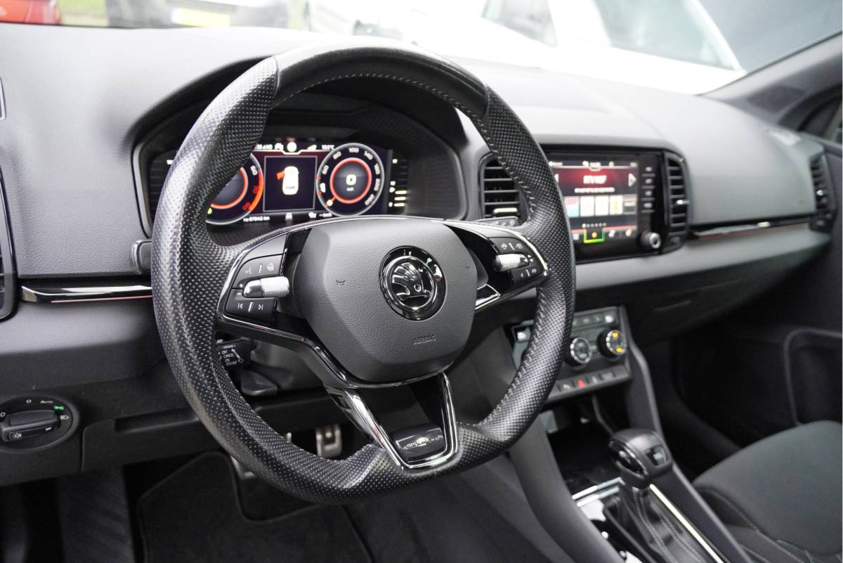 Škoda Karoq ŠKODA Karoq 1.5 TSI  150PK! Automaat Sportline Business BJ2020 Lmv 19″ | Led | Pdc | Navi | Keyless entry | Elek. trekhaak/achterklep | Verwarmd voorruit | App-Connect | Virtual cockpit | Dashboard verlichting | Sportstoelen | Verwarmde voorstoelen/stuurwiel